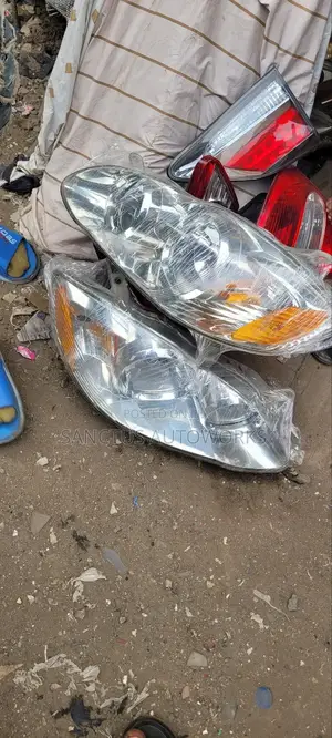 Headlight Toyota Corolla 2005