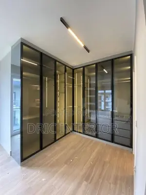 Modern Luxurious Walk in Closet Design