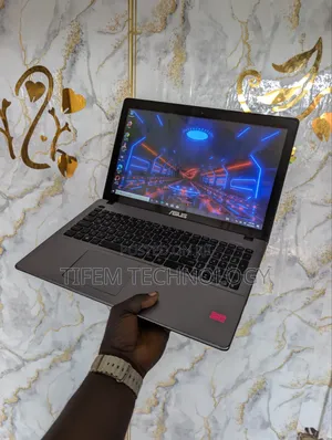 Laptop Asus X550CA 8GB Intel Core I5 HDD+SSD 500GB
