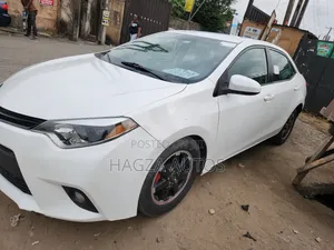 Toyota Corolla LE Premium 4dr Sedan (1.8L 4cyl CVT) 2015 White