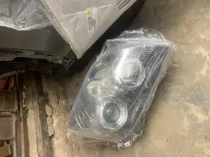 Headlamp Avensis 2005
