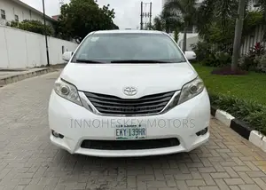 Photo - Toyota Sienna Limited FWD 7-Passenger 2013 White