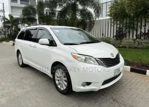 Photo - Toyota Sienna Limited FWD 7-Passenger 2013 White