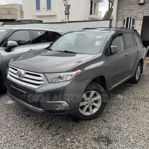 Toyota Highlander SE 3.5L 2WD 2013 Gray