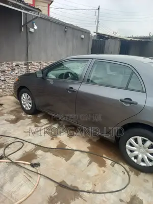Toyota Corolla Base 4dr Sedan (1.8L 4cyl 5M) 2010 Gray