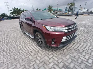 Toyota Highlander XLE 4x4 V6 (3.5L 6cyl 8A) 2017 Red
