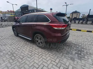 Toyota Highlander XLE 4x4 V6 (3.5L 6cyl 8A) 2017 Red