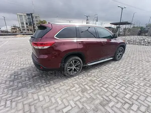 Toyota Highlander XLE 4x4 V6 (3.5L 6cyl 8A) 2017 Red