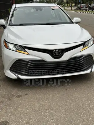 Toyota Camry XLE FWD (2.5L 4cyl 8AM) 2018 White