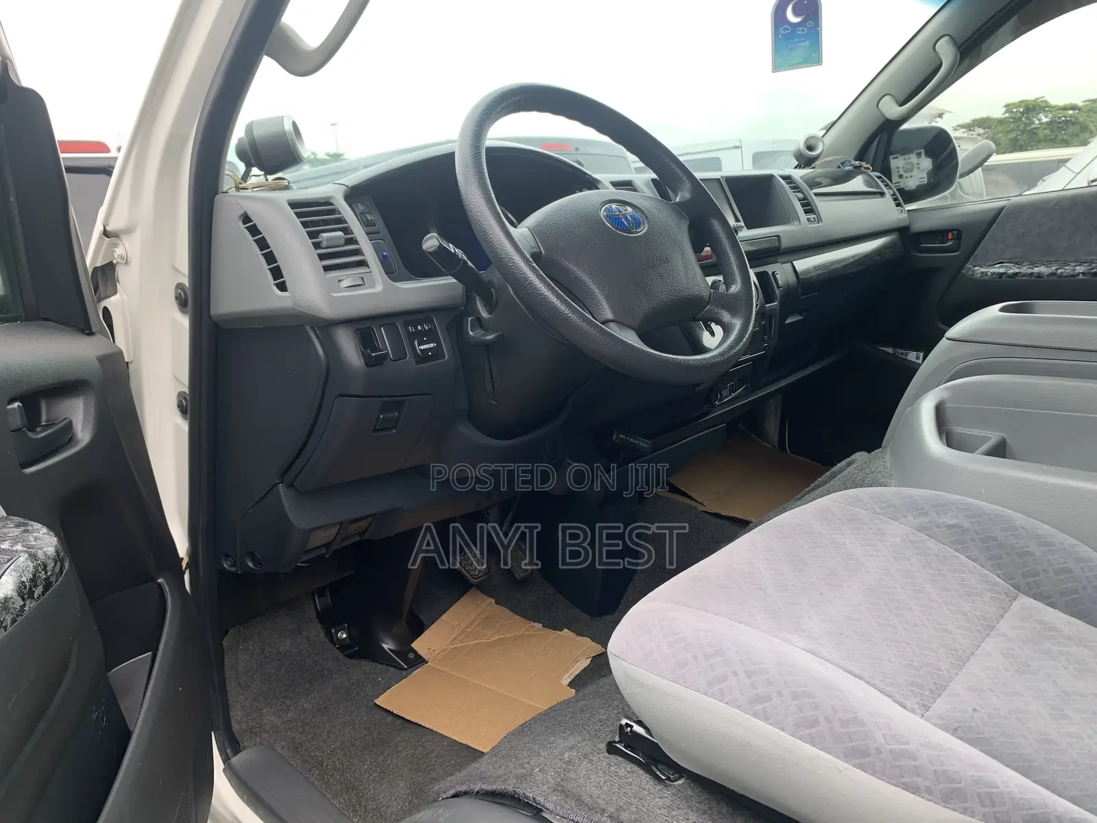 Toyota HiAce 2015 White