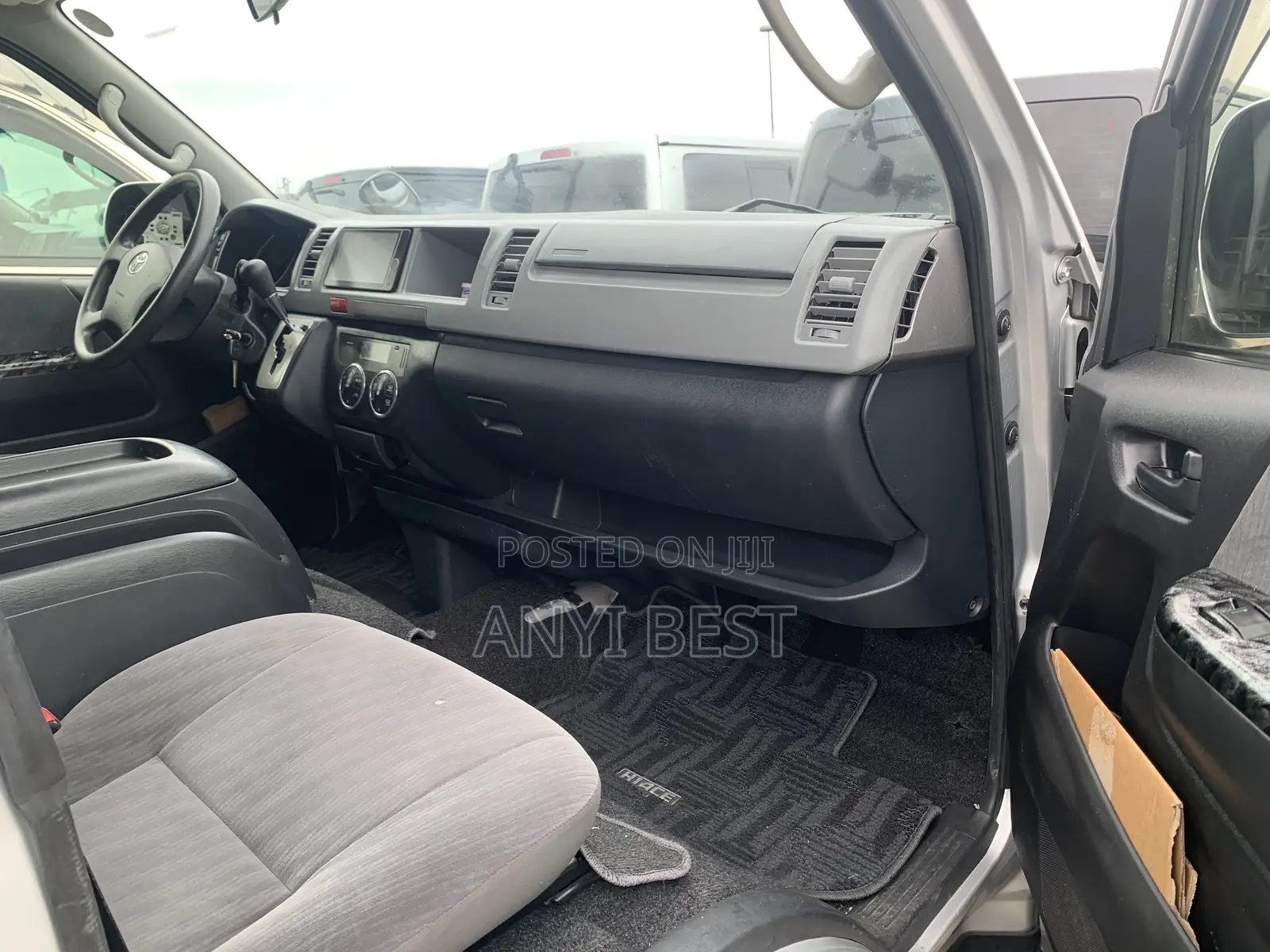 Toyota HiAce 2013 Silver