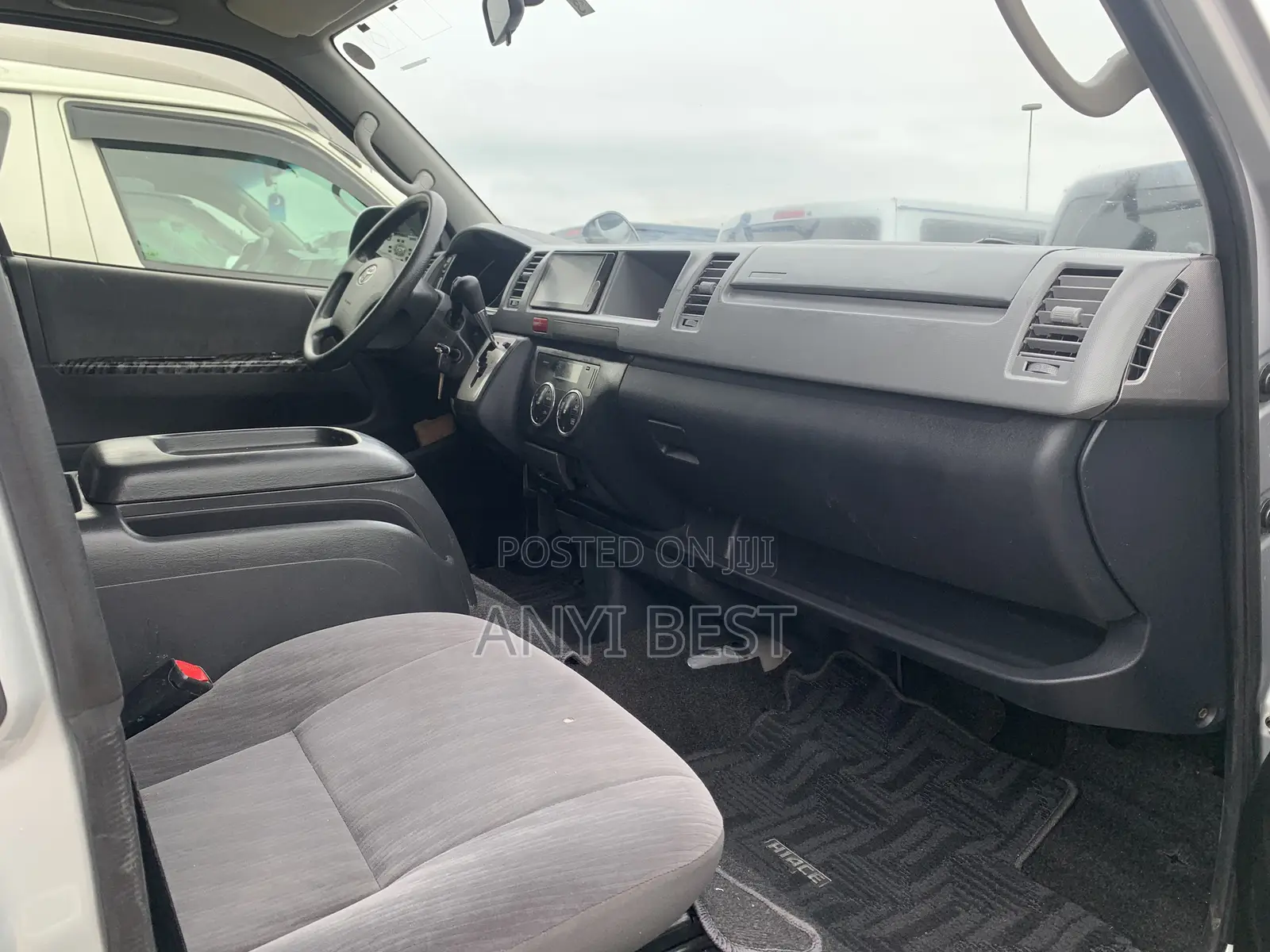Toyota HiAce 2013 Silver