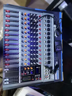 Yamaha Ct-12s Console Mixer