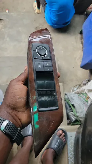 Lexus Rx 350 2013 Model Pressing Button Front Left Side