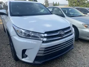 Toyota Highlander LE Plus 4dr SUV (3.5L 6cyl 6A) 2015 White