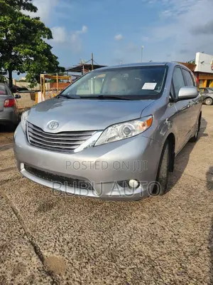 Toyota Sienna XLE Premium 7 Passenger (3.5L 6cyl 8A) 2017 Silver