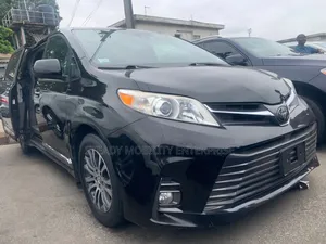 Toyota Sienna SE Premium (3.5L 6cyl 8A) 2018 Black