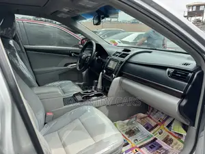 Toyota Camry XLE 4dr Sedan (2.5L 4cyl 6A) 2012 Silver