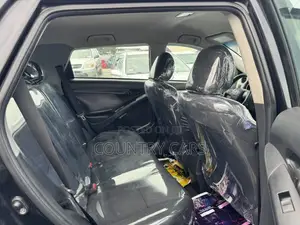 Toyota Matrix S Hatchback FWD (2.4L 4cyl 5A) 2013 Black