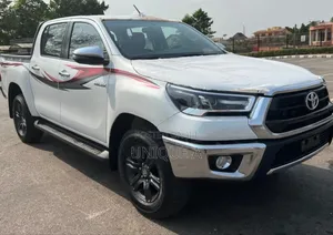 Photo - Toyota Hilux 2023 White