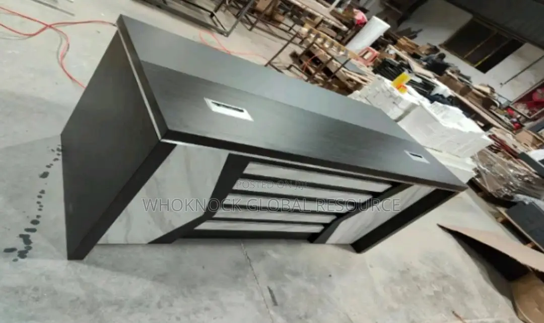 Executive Table 028