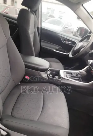 Toyota RAV4 XLE 2021 Black