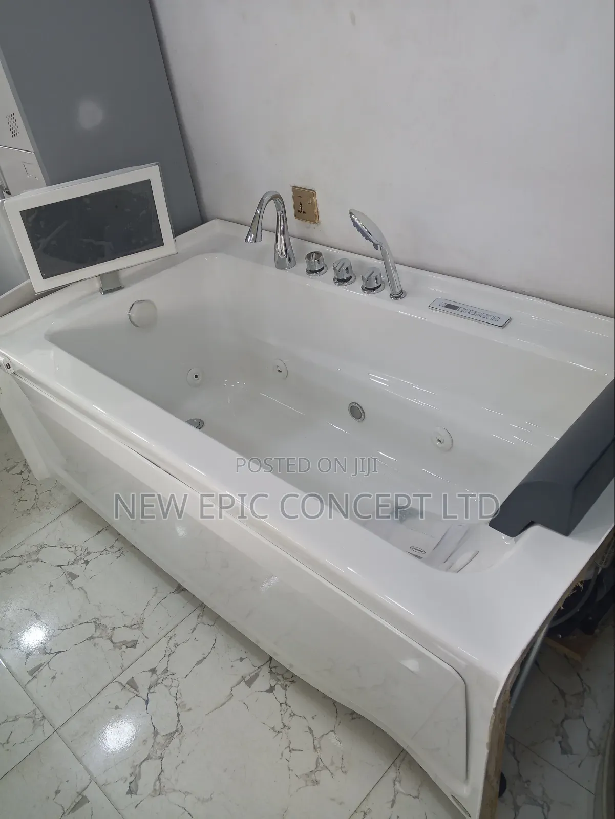 Single Jacuzzi With Smart Television