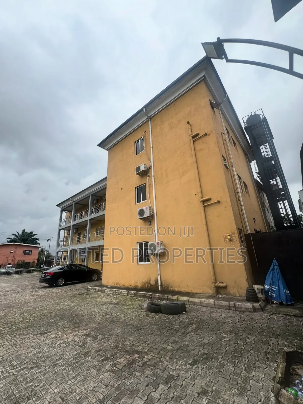 Office Space With Constant Power and Ample Parking Space