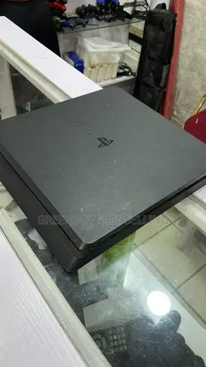 Play Station 4 Slim
