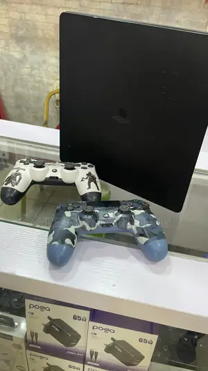 Play Station 4 Slim
