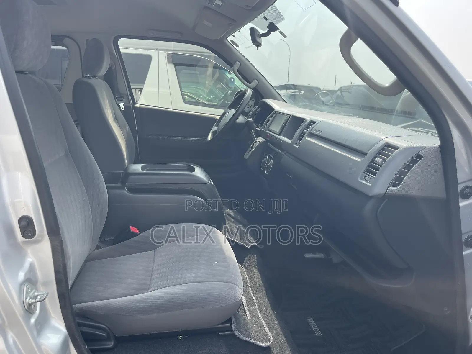 Toyota HiAce 2015 Silver