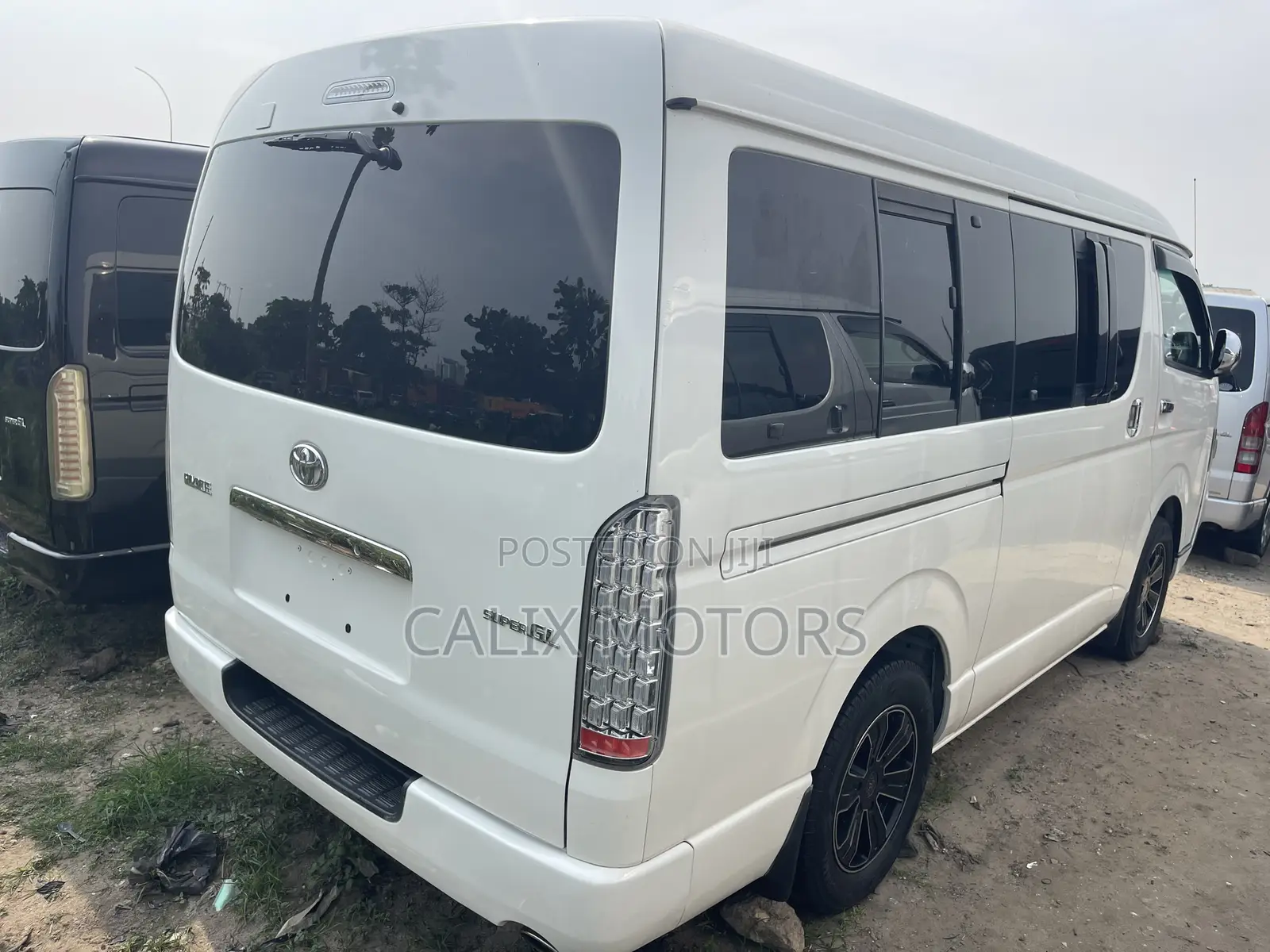 Toyota HiAce 2011 White