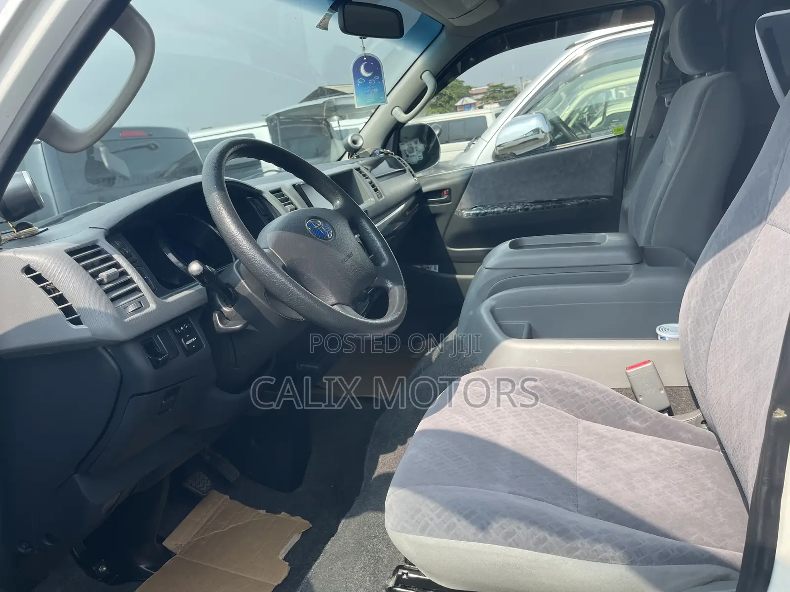 Toyota HiAce 2011 White