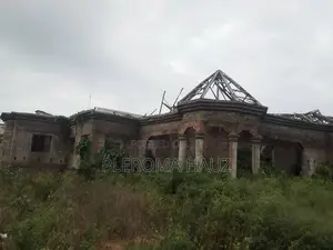Massive 5-Bedroom Ensuite Bungalow With Extra Land for Pool