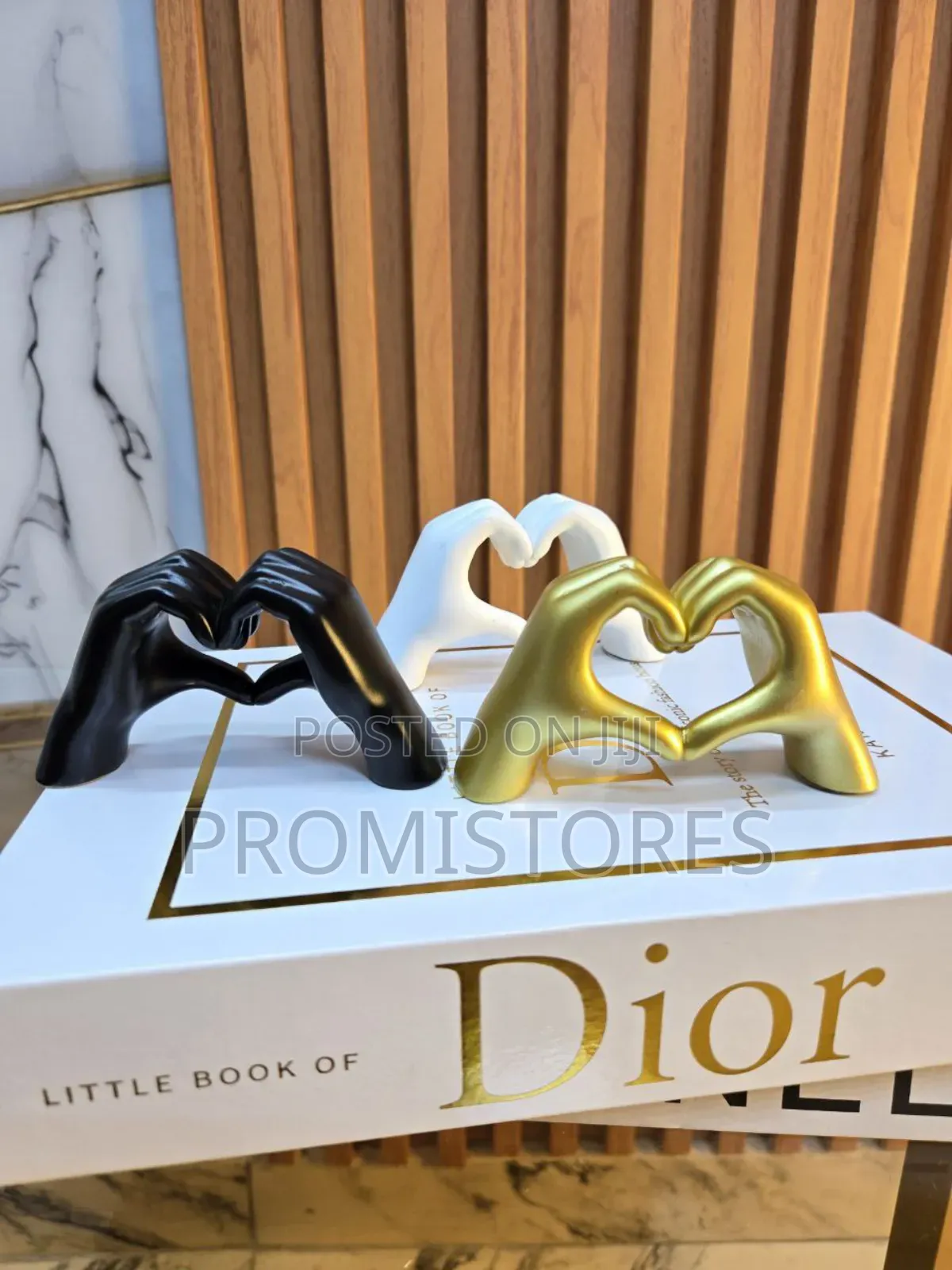Mini Resin Love Hands Statue (10cm)