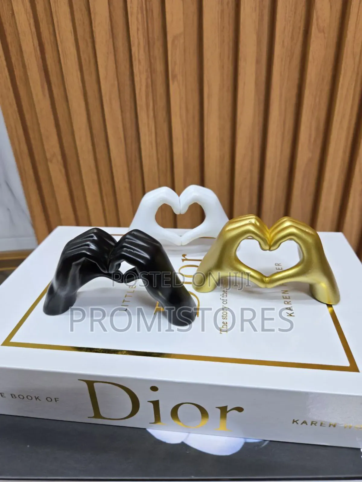 Mini Resin Love Hands Statue (10cm)