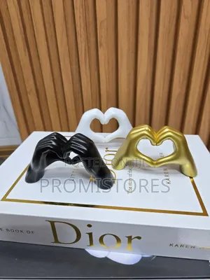 Mini Resin Love Hands Statue (10cm)