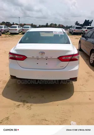 Photo - Toyota Camry L FWD (2.5L 4cyl 8AM) 2018 White