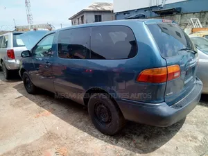 Toyota Sienna LE & 1 hatch 2000 Blue