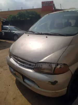 Toyota HiAce 2000 Silver