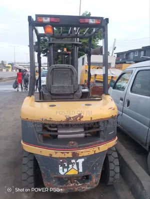2tons Caterpillar Forklift