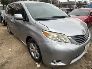 Toyota Sienna 2011 Silver