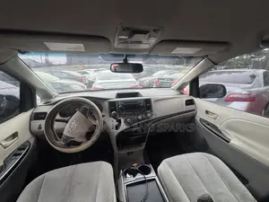 Toyota Sienna 2011 Silver