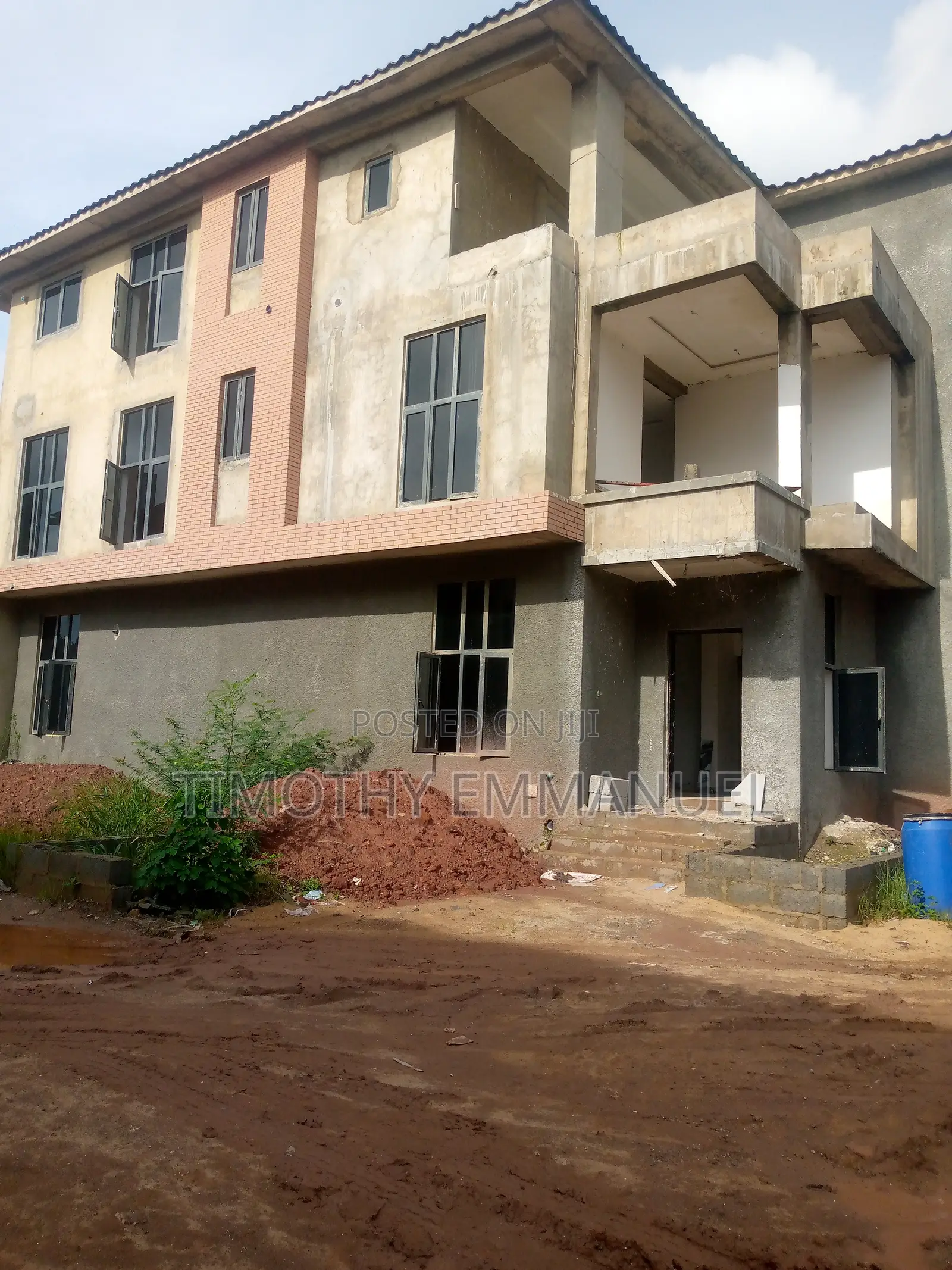 6 Bedrooms Fully Detached Duplex