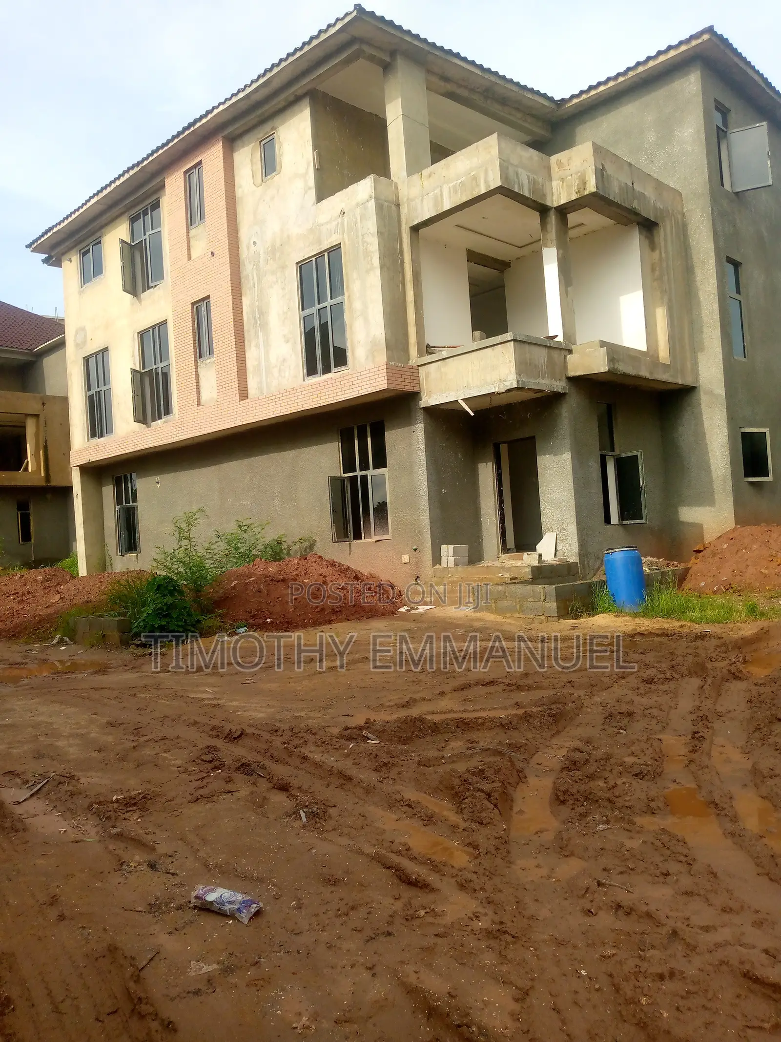 6 Bedrooms Fully Detached Duplex