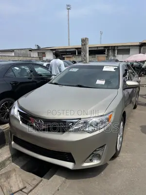 Toyota Camry XLE 4dr Sedan (3.5L 6cyl 6A) 2014 Gold