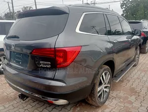 Honda Pilot Touring AWD 2018 Gray