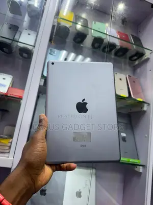 Apple iPad 9.7 32 GB Gray