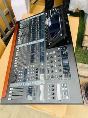 Photo - Behringer Wing 48 Channels Digital Mixer Console