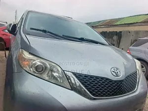 Toyota Sienna XLE Premium 7-Passenger 4dr Minivan AWD (3.5L 6cyl 6A)